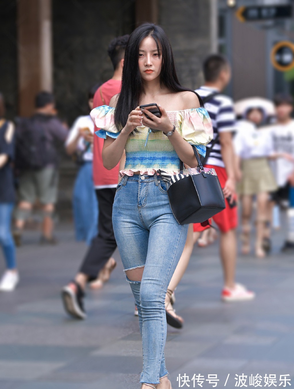 小姐姐 休闲个性的牛仔裤穿搭,气质女生才能驾驭,靓丽又时尚