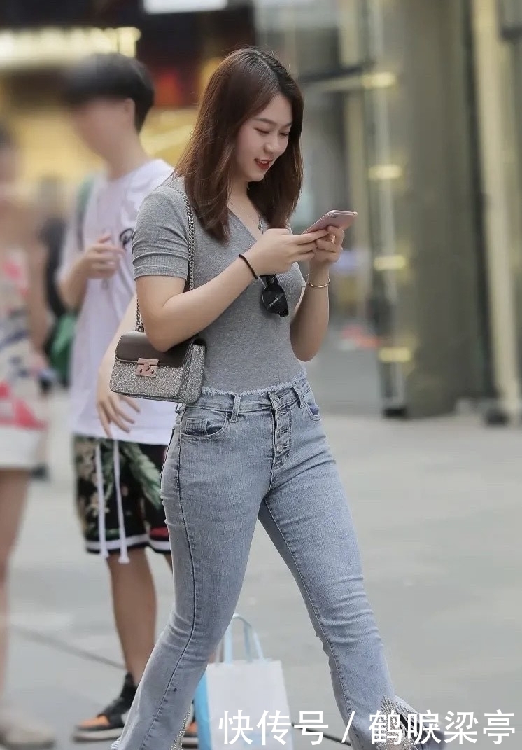 时尚大气的紧身打底裤，弹力十足的面料，穿着不会紧绷