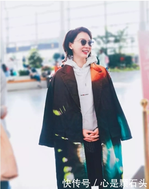 高腰版型|天冷了,羽绒服里面穿什么?教你明星最爱的穿法,时髦保暖不臃肿