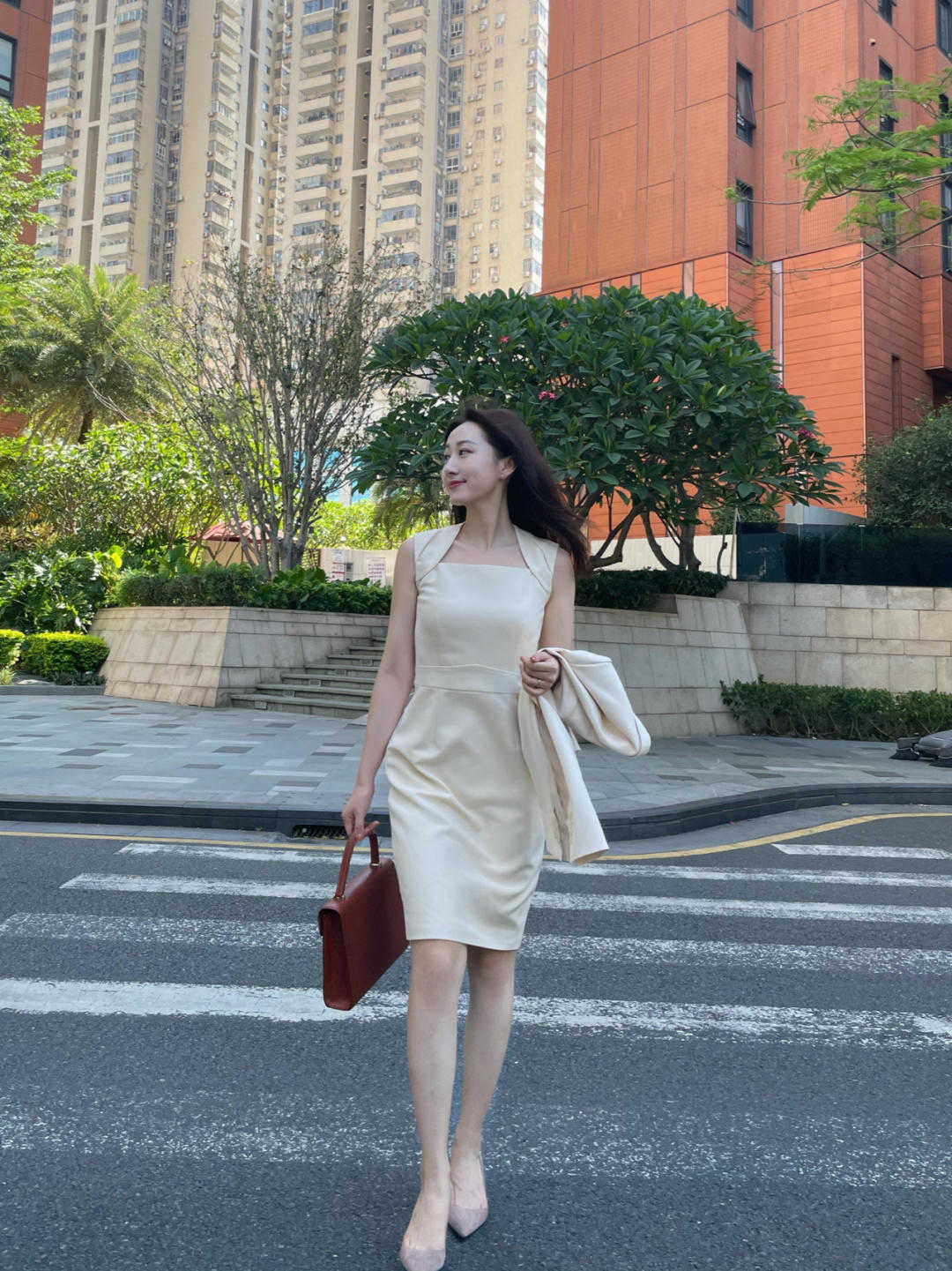 西装|基础款怎么穿出高级感?短款西装配连衣裙优雅温柔,显瘦又时髦