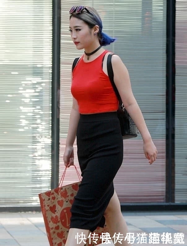 长发披肩|街拍:美女粉色吊带裙,长发披肩气质温婉动人