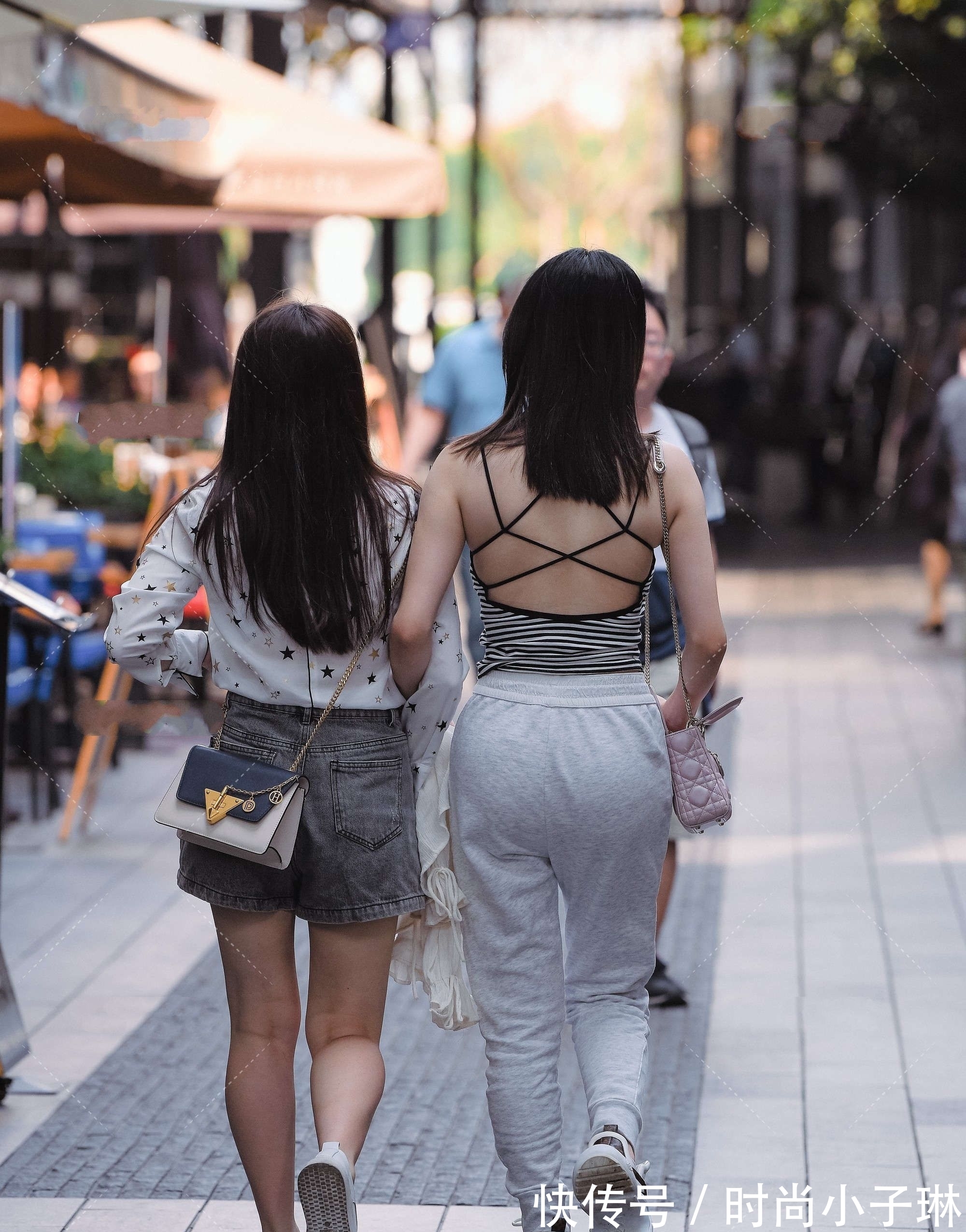 运动裤|条纹单品休闲慵懒，配合一条灰色运动裤，造型轻快活泼