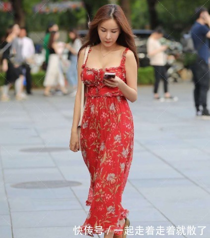 挎包|红色碎花裙搭配白色挎包,甜美可人,尽显小女生气质