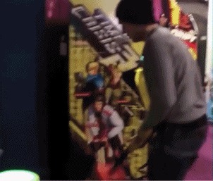 |搞笑GIF：人生难免磕磕碰碰，尤其是过河的时候