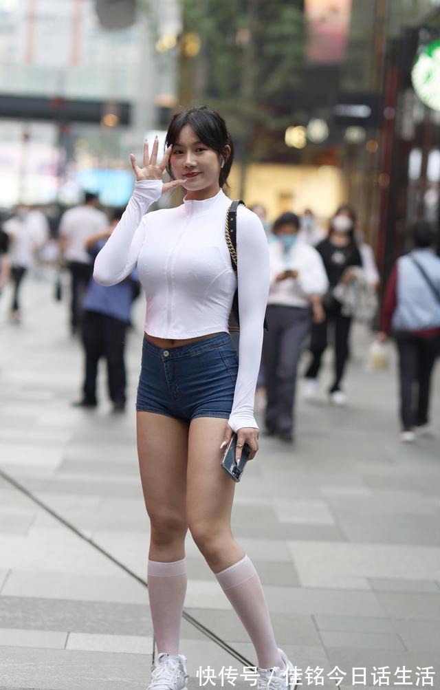 紧身上衣 微胖女生穿牛仔短裤,搭配白色紧身上衣,清爽大方还显富态之美!