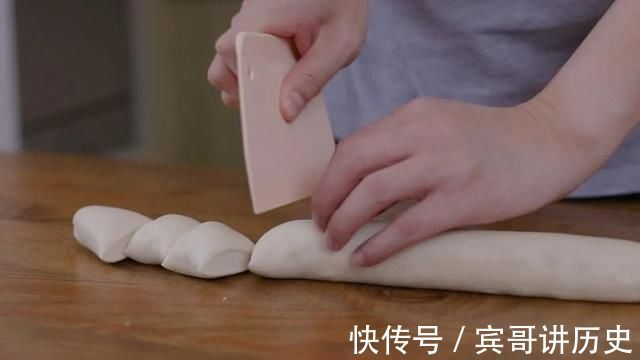 排队4个小时才能吃到的网红葱油饼，只要简单几步在家就能做