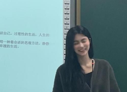 武汉大学“美女教师”走红网络，网友喊话考武大，本人做出回应