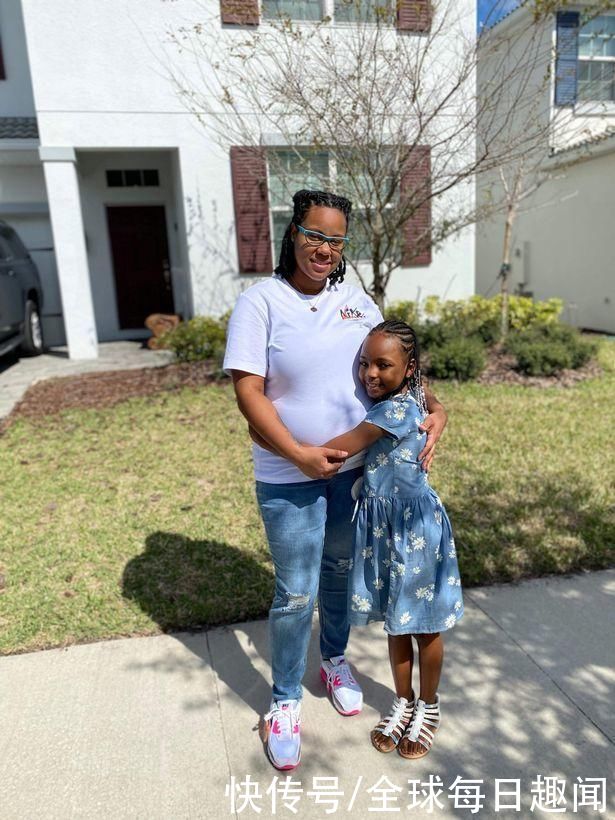 镜报|妈妈家中突然早产，9岁的女孩成功接生了她的小妹妹