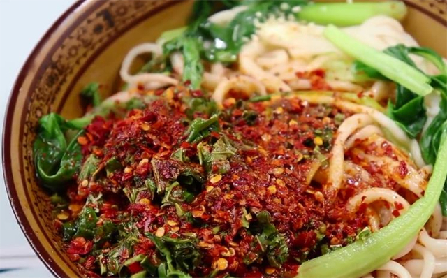 教你在家做陕西经典油泼面,又香又辣,好吃得停不下来,太香了