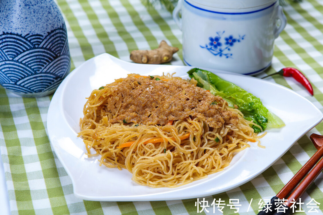 小米辣|炒粉丝，焯水后切忌直接下锅，少做了1步，难怪粉丝结团又粘锅