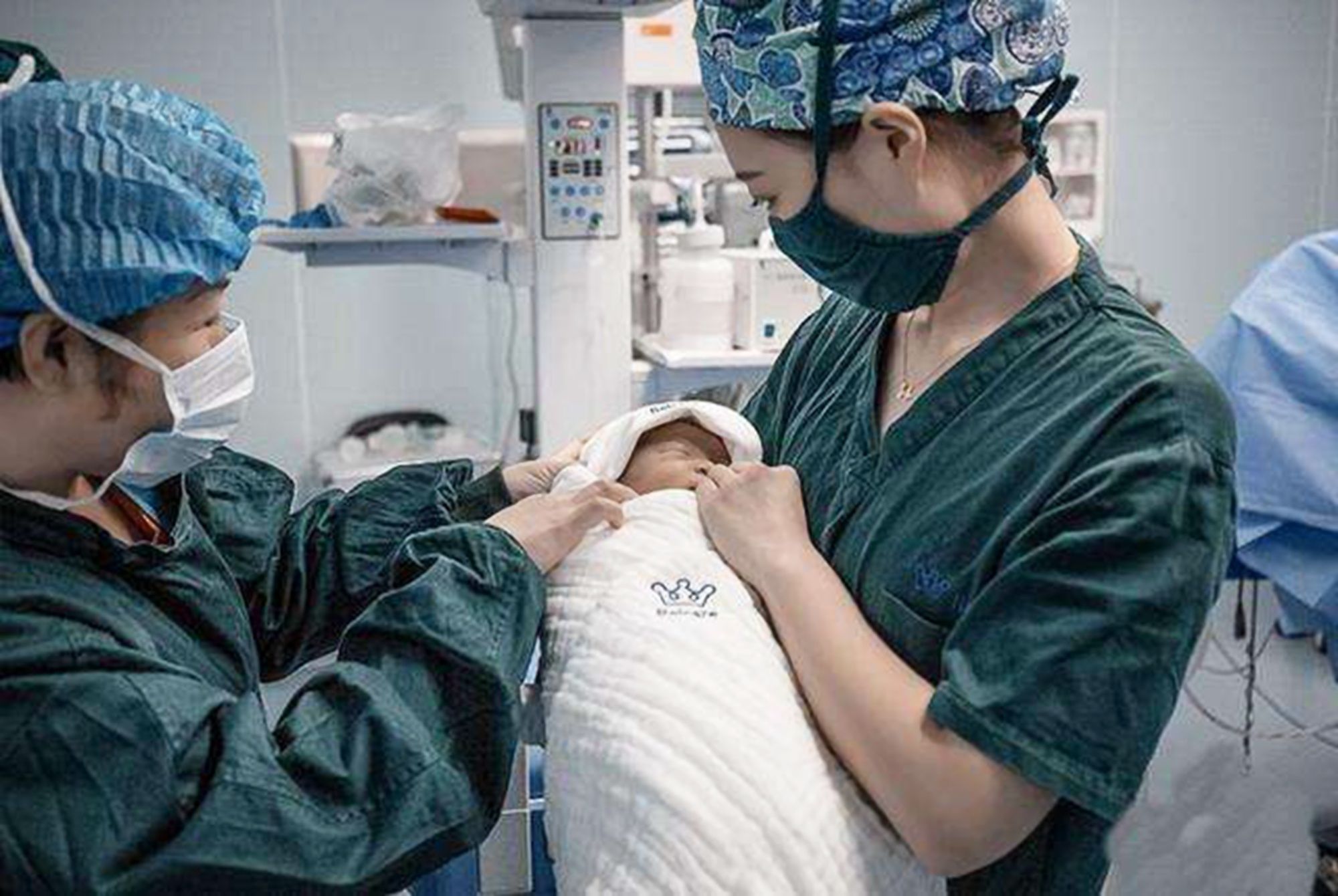 小周|生完娃后,为啥助产士会第一时间让你确认“男女”?其实另有目的