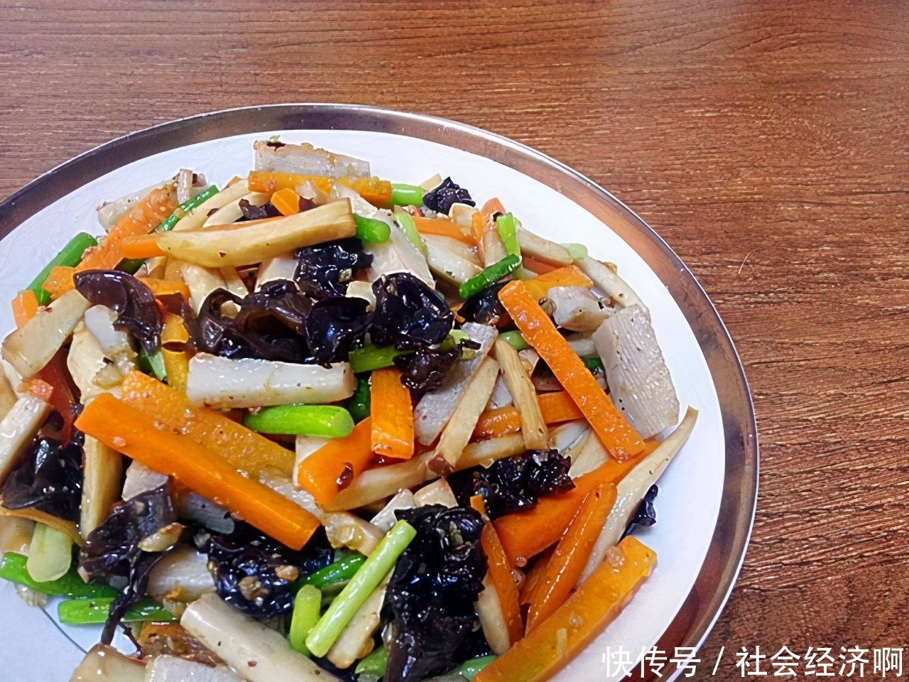 女性想要身体好推荐常吃3种美食，补充营养，延缓衰老，好处多多