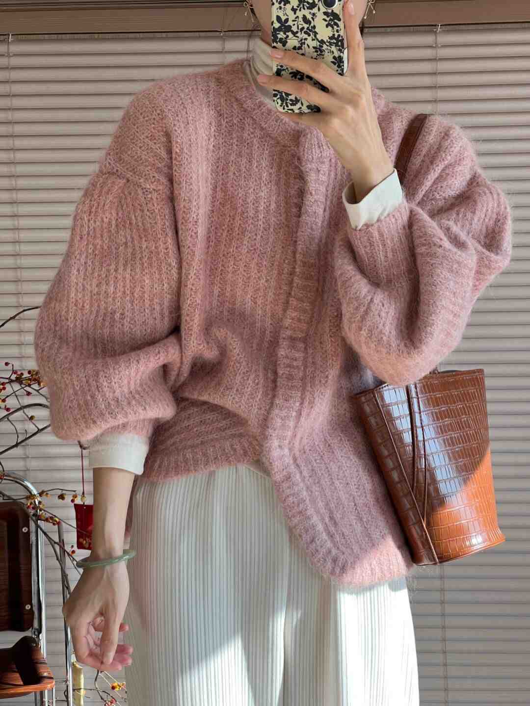 qq秀|开春不知道怎样穿?用粉色毛衣搭配这几条下装,真的封神了