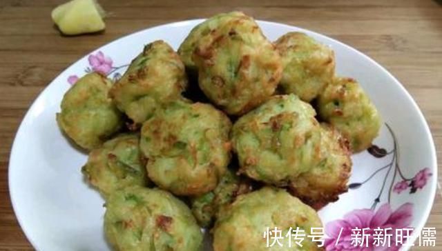 这才是萝卜丸子最正宗的做法，一滴水都不加，香酥脆口还不回软