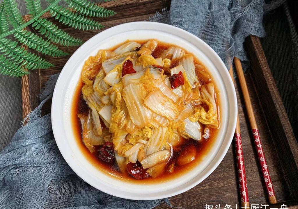 炒白菜时，最忌直接下锅炒！炒前记得多加这1步，白菜爽脆不出水