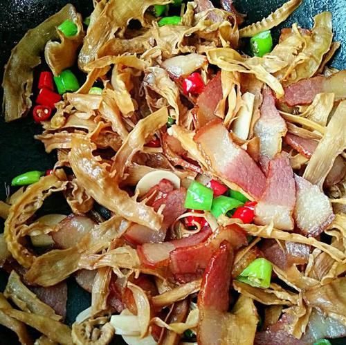 小米辣|腊肉到底怎么洗？用热水or冷水，大厨经验用这种“水”，原汁原味