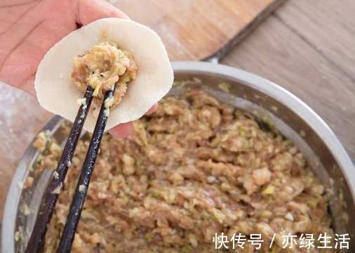 大厨|给肉馅去腥别再用料酒了,大厨教你一个妙招,肉馅鲜香又多汁