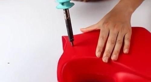 洗衣液瓶身切一圈,挂在卫生间超实用,家家户户都需要一个!