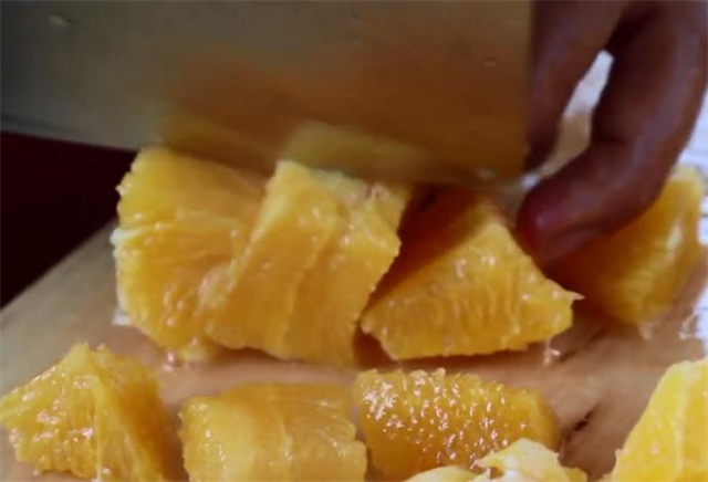 吃橙子的季节到了,买5个橙子做瓶蜂蜜橙子茶吃,清肠润肺助消化