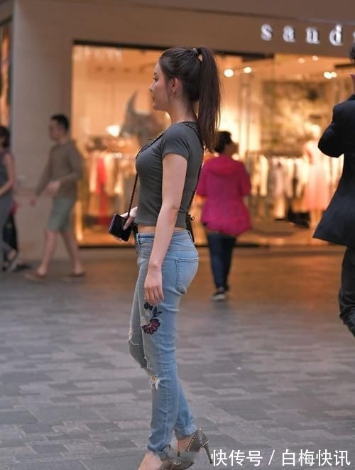 尖头 美女脚上搭配上一双白色的高跟鞋,走起路来充满着自信