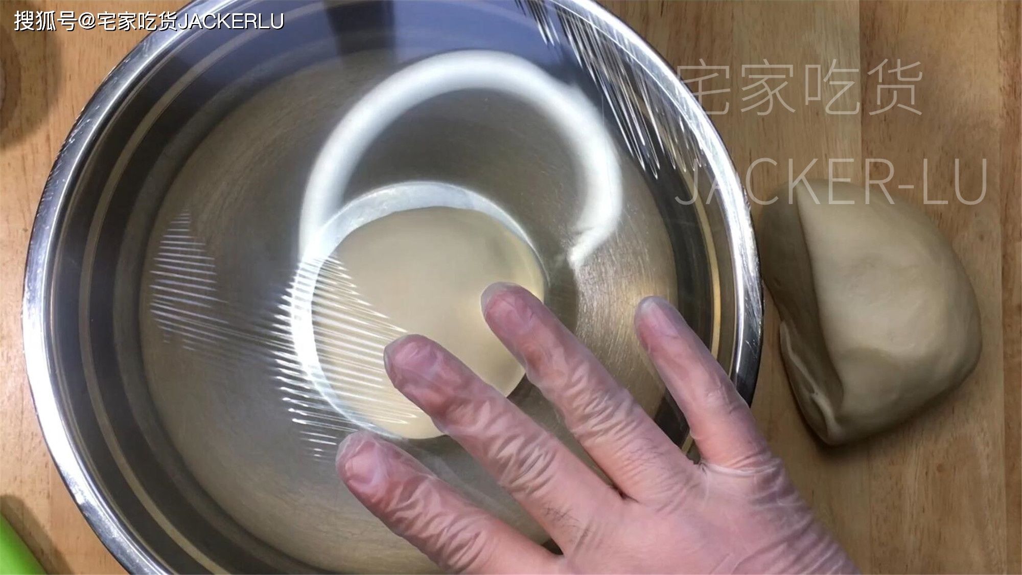 双色吐司面包,牛奶与可可携手共舞,双重味觉享受。