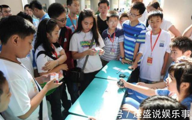 孩子|几个学生在教室打牌,被老师抓到现行,看到牌面后,直言接着玩