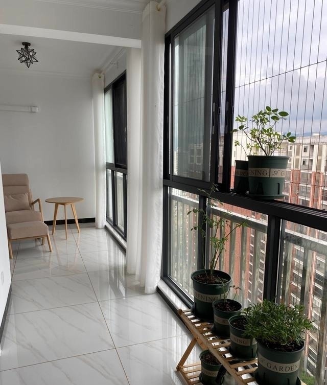 装修|越来越多人不做吊顶,不做电视墙,看看她家装修,简约又漂亮