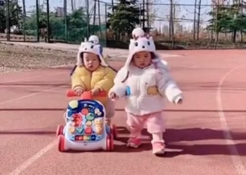 人类|妹妹开着小车不小心撞倒姐姐令人忍俊不禁,网友:人类幼崽太可爱