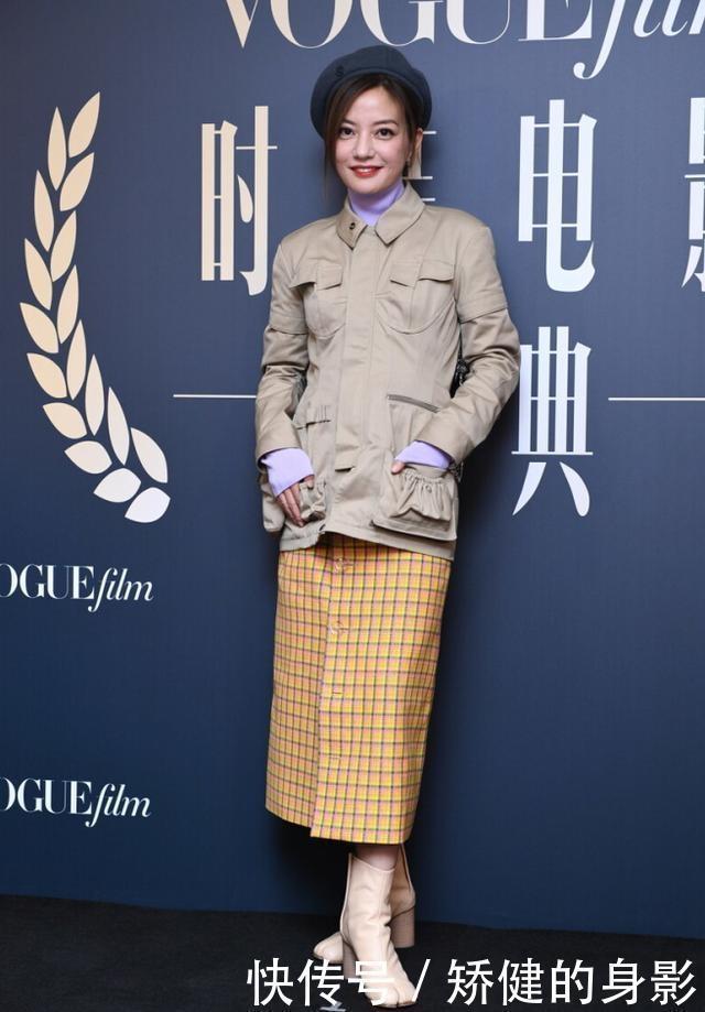 小白鞋不流行了,今年秋天火了这双“马蹄鞋”,时髦个性还显高