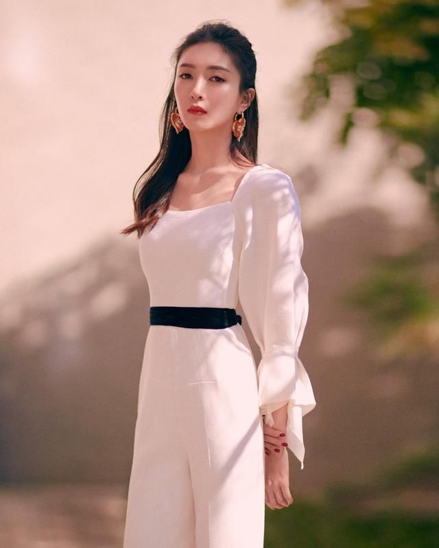 小江|来了来了她来了,曹皇后也来直播间了,气质小江总女神范十足