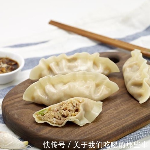 白菜做馅别用盐腌，饺子馆老板教你1招，不出水还鲜香，鲜嫩多汁