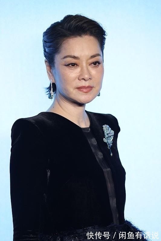 裙装|毛阿敏从容面对衰老，穿黑色长裙梳大背头，皱纹明显气场仍强大