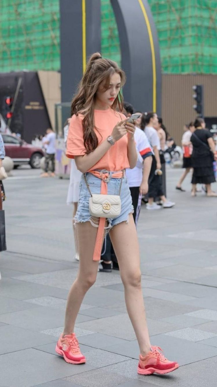 一字|街拍:清凉雅致的一字肩短裙, 夏日穿搭轻盈又舒适, 气质女生都爱穿