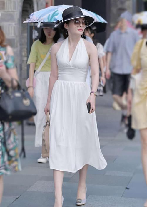 高跟鞋 1万元的奢侈白裙,贵妇穿出高级感,算不算是“白富美”呢