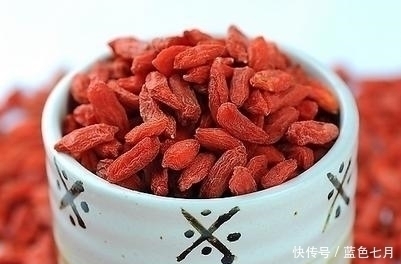 维生素e|枸杞到底是白天吃还是晚上吃?营养师建议你:别超过1个标准