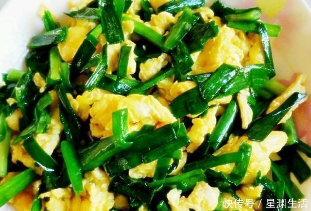 韭菜|韭菜炒鸡蛋，先炒韭菜还是先炒蛋？行家都这么炒，鲜嫩翠绿营养高