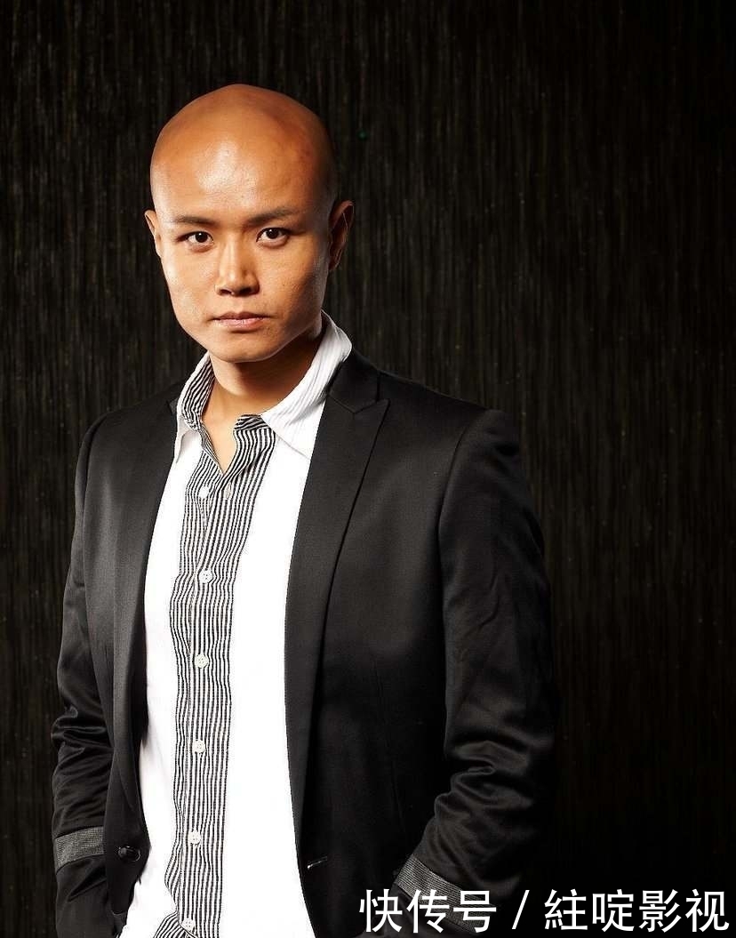 主持人乐嘉近况真惬意!养2万元进口宠物狗,开百万豪车兜风