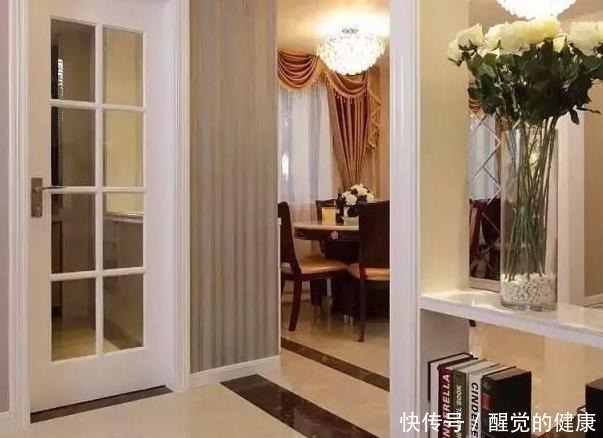玄关|值得借鉴的轻奢风新房，玄关很“人性化”，简单轻装饰很舒服！