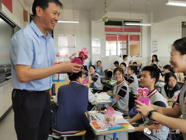 鸿运当头赠学子 一帆风顺迎高考——平顶山市二高为高三学子送祝福