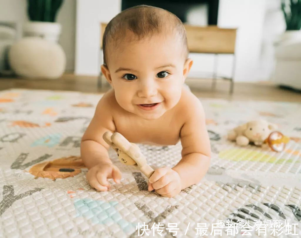后脑勺|宝宝多趴好处多!父母不要耽误了宝宝练趴的黄金期!