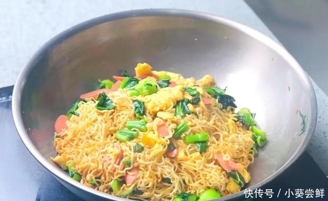 家常炒方便面，味道果然不一样，比用开水泡有营养多了