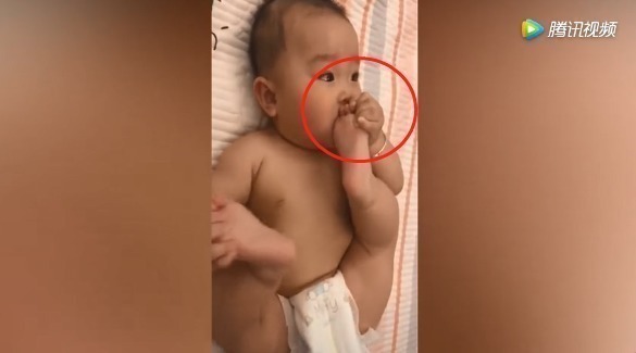 偷吃|宝宝偷吃脚脚被发现,妈妈问好不好吃,宝宝回答简直太可爱了