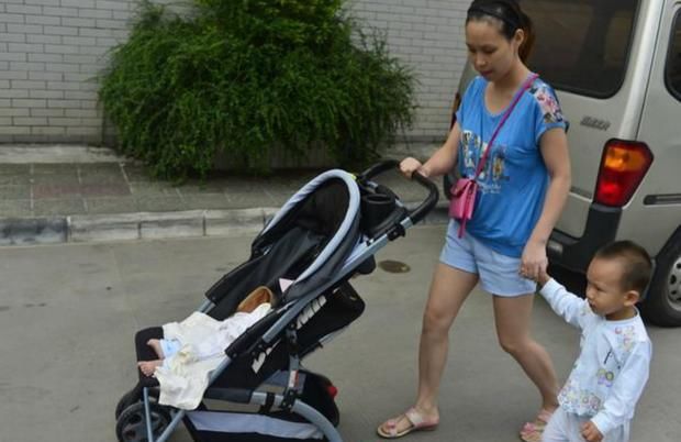 “没车还敢生二胎”孕妈带娃坐公交遭讥讽，女儿霸气回怼赢得称赞