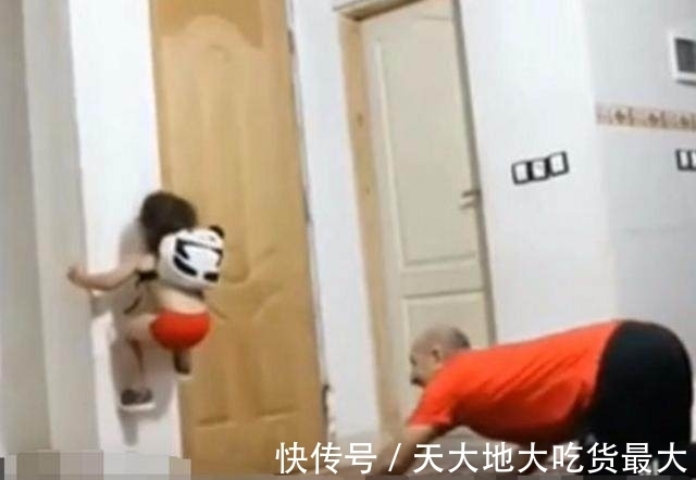 举动|父亲为锻炼孩子,装丧尸吓女儿,结果女儿这个举动把自己看傻了