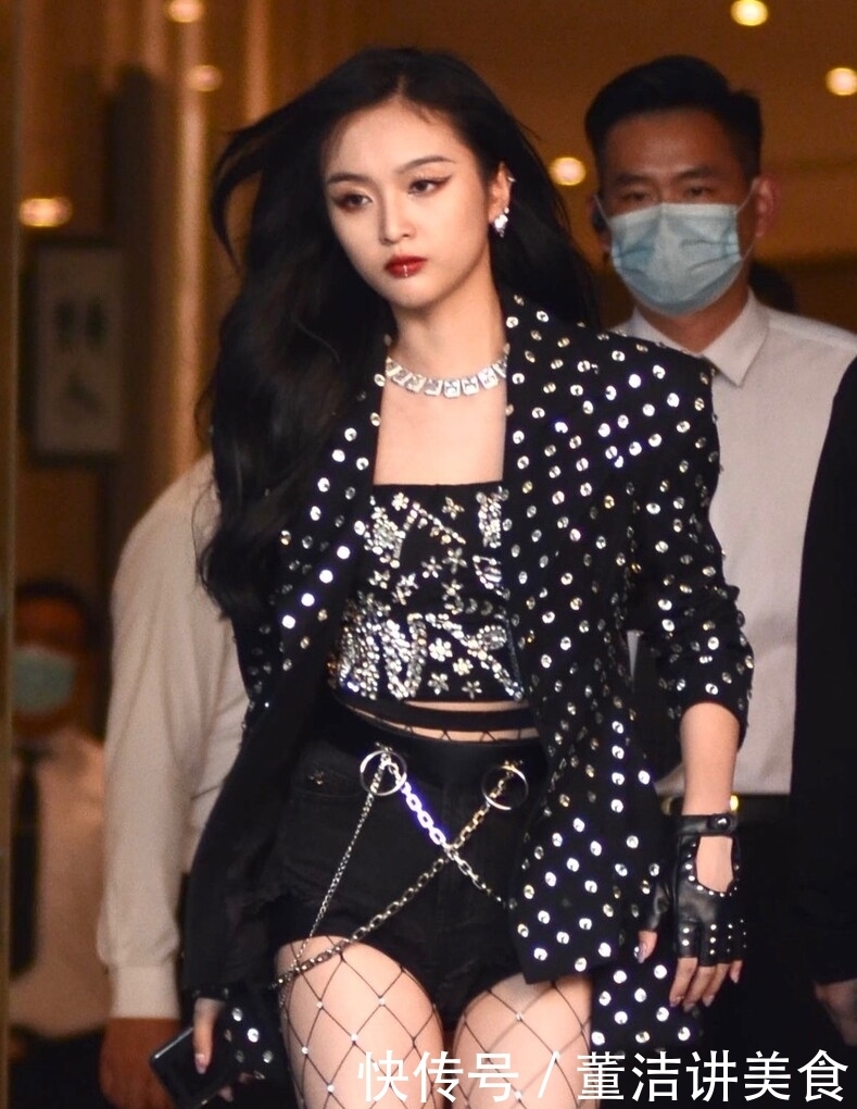 淡黄色的长裙,蓬松的头发,吴宣仪真是甜美又会穿,少女感满分