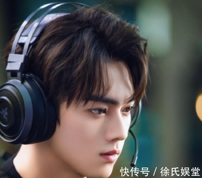 《你微笑时很美》开播，许凯打团喊“321”，电竞粉都不乐意了