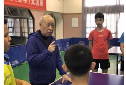 教练员|王楠宴请恩师，78岁金牌教练已头发花白，曾为国乒执教31年