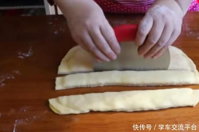 别炸油条了,一碗面粉一个鸡蛋,在家做酥脆小吃,比油条好吃多了