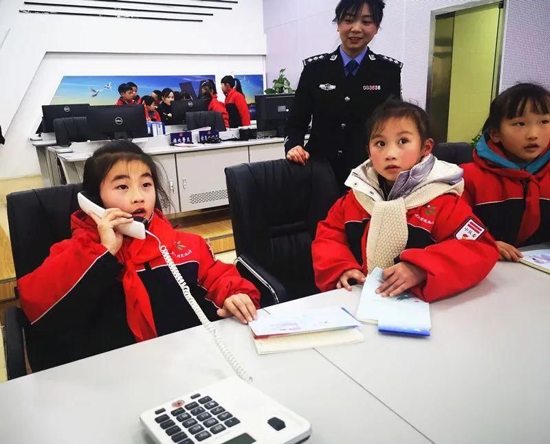  【110警察节】哇哇哇！芷江公安邀请荷花池小学萌娃零距离“打卡”警营啦