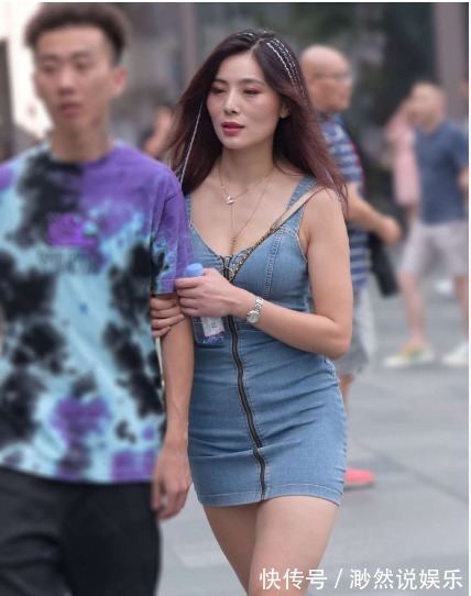 连衣裙 牛仔连衣裙搭配粉色高跟鞋,时尚潮流,青春减龄